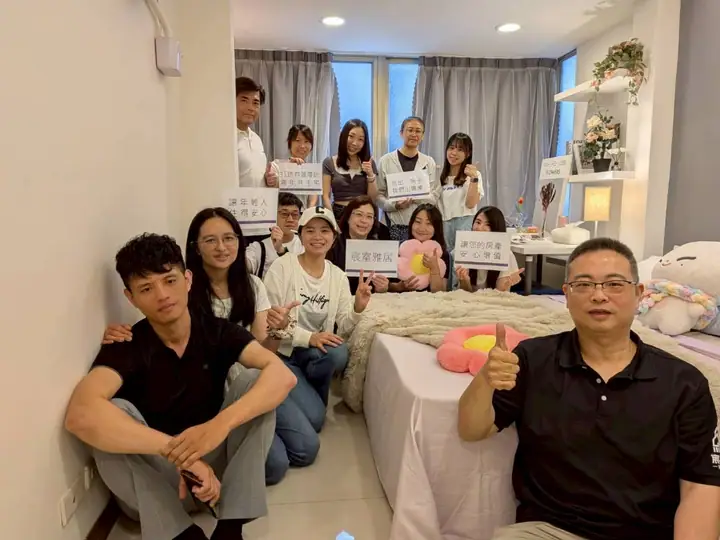 軟裝參訪團隊與房東合影